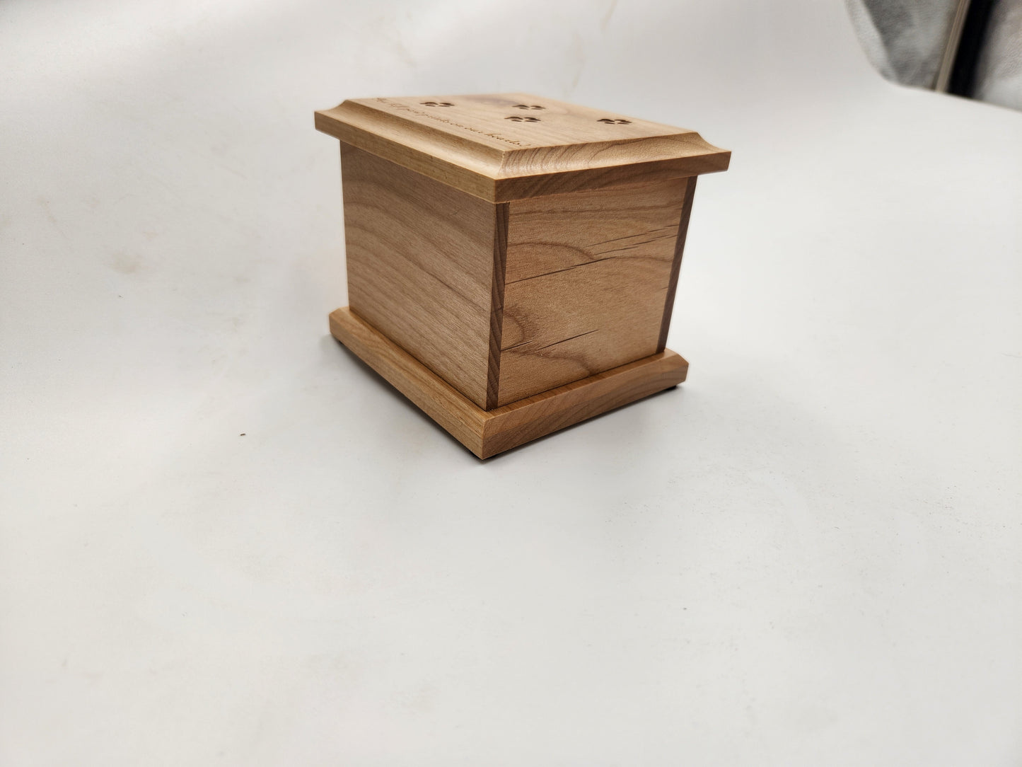 Small Keepsake Pet Memorial Urn – Paw Print Engraving + Inscription