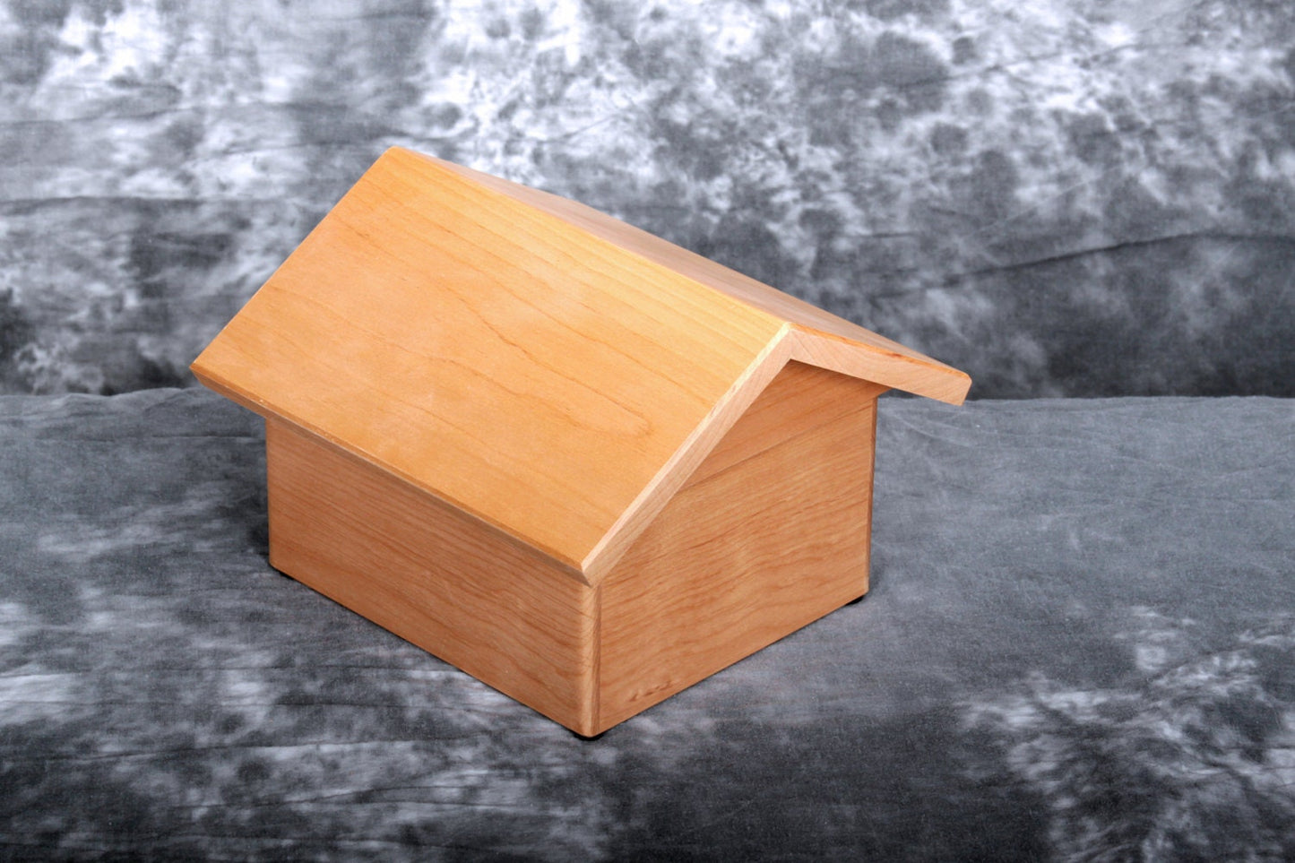 Alder Wood Doghouse Urn – Personalized Pet Memorial